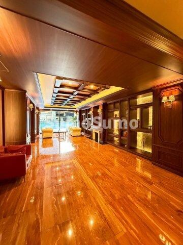 物件外観写真3　(落ち着いたロビーです)