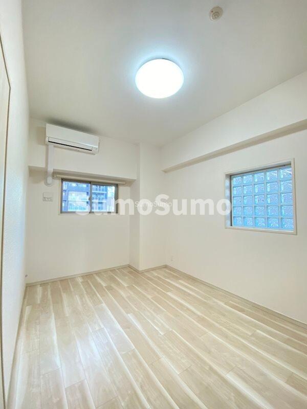 物件内観写真8　(落ち着いた色調の寝室です)