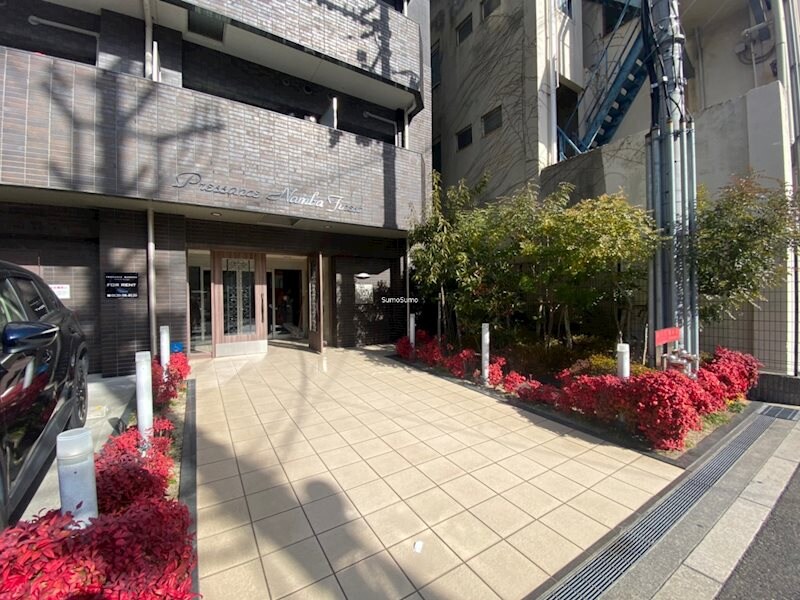 物件外観写真2　(落ち着いたエントランスです)