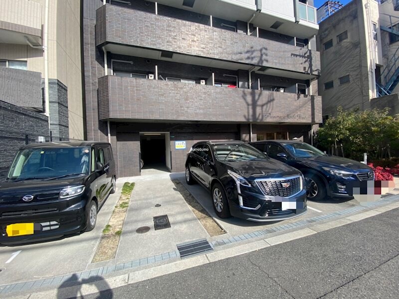 物件外観写真3　(駐車場があるので、車を買う予定の方も安心です)