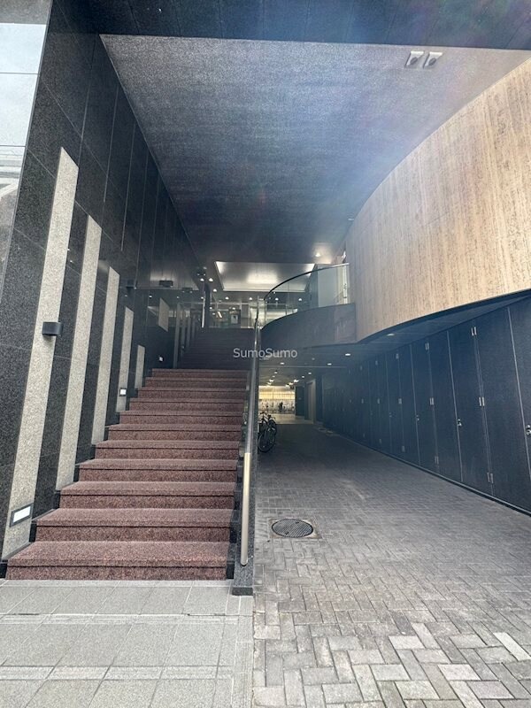 物件外観写真2　(落ち着いたエントランスです)