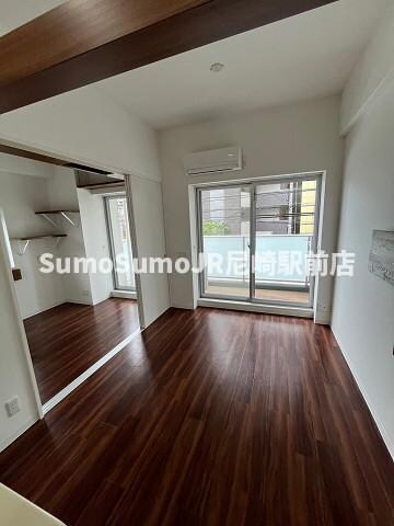 物件内観写真5　(ゆったりとしたリビングです)