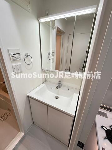 物件内観写真10　(独立洗面台で身支度をすべて済ませてしまいましょう)