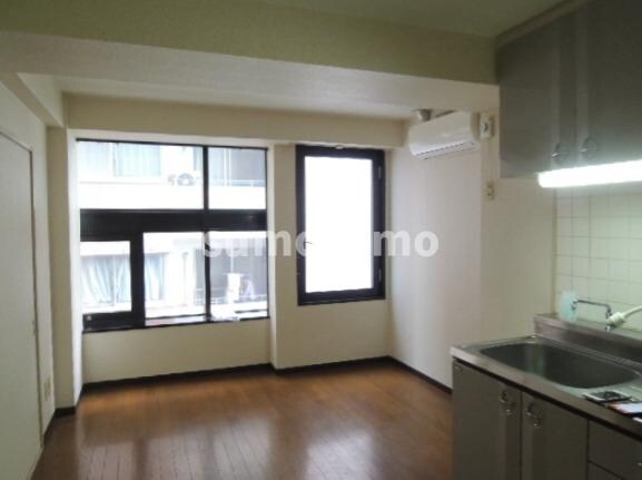 物件内観写真6　(落ち着いた色調の寝室です)