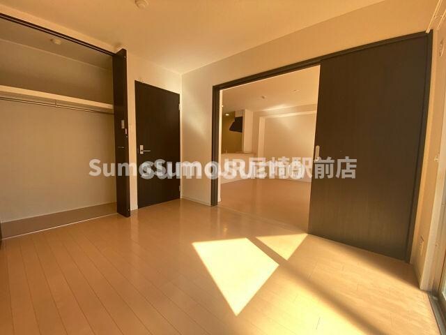 物件内観写真8　(開放的な寝室です)