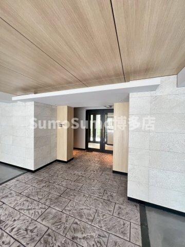 物件外観写真2　(ゆとりのあるエントランスです)