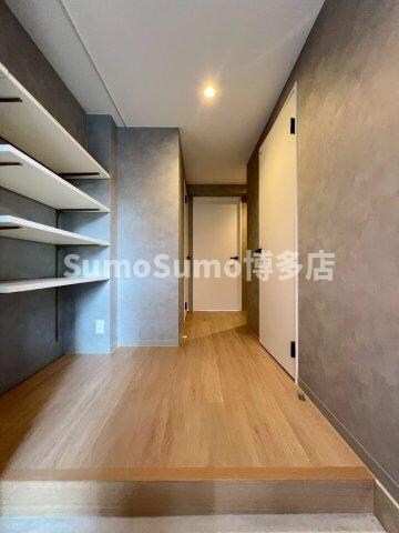 物件内観写真4　(明るい玄関です)