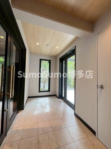 物件外観写真3　(落ち着いたロビーです)