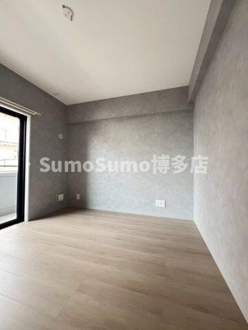 物件内観写真7　(広くて明るい寝室)