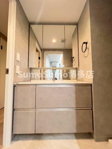 物件内観写真11　(朝の支度にも助かる、独立の洗髪洗面化粧台)