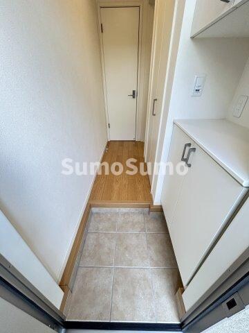 物件内観写真3　(収納もある玄関です)