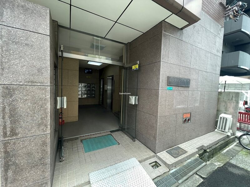 物件外観写真2　(清潔なエントランスです)