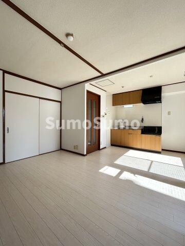 物件内観写真5　(おしゃれな居間です)