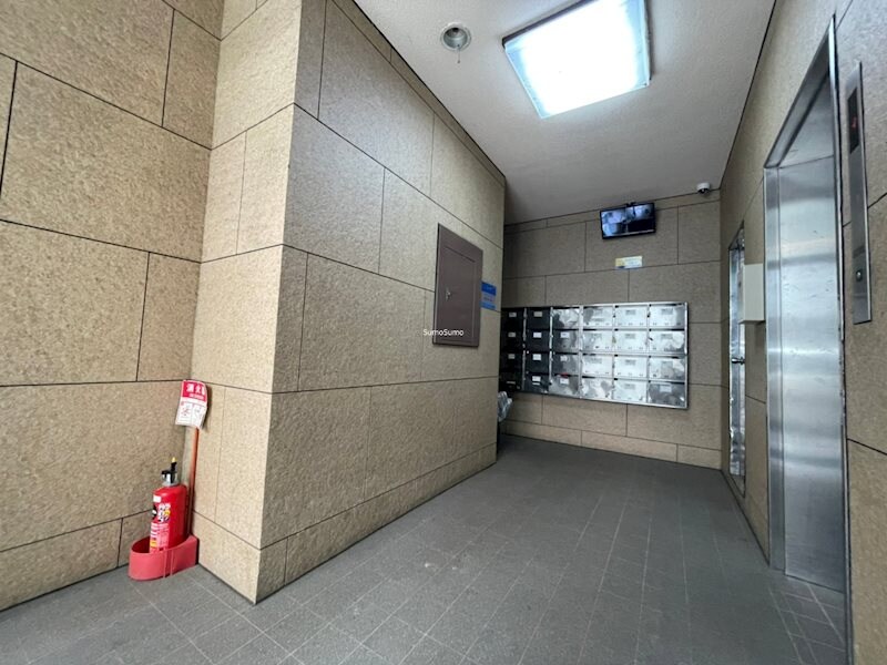 物件外観写真3　(落ち着いたロビーです)