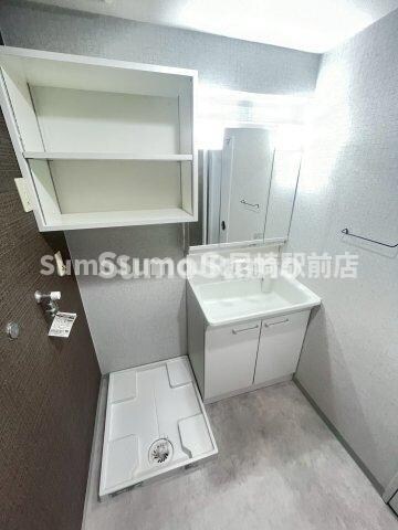 物件内観写真7　(ゆったりとスペースのある洗面所)