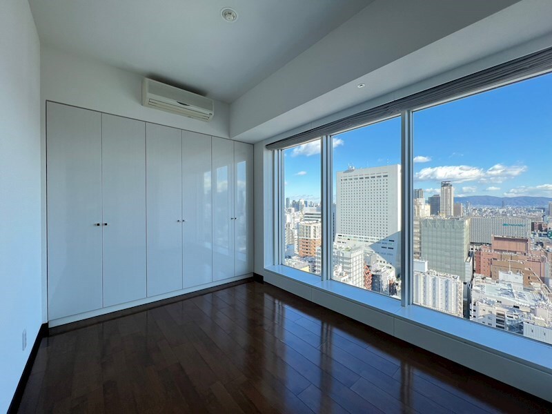 物件内観写真7　(開放的な寝室です)