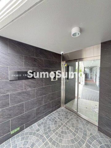 物件外観写真2　(清潔なエントランスです)