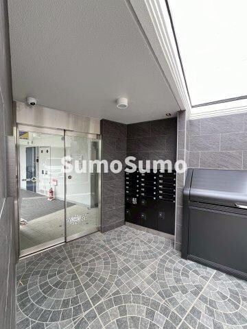 物件外観写真3　(落ち着いたエントランスです)