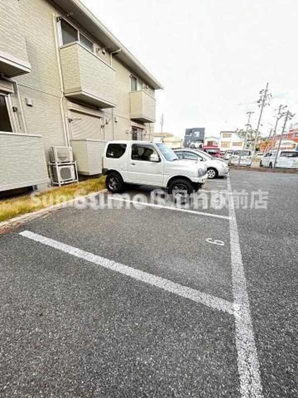 駐車場(車をお持ちの方に嬉しい駐車場付きの物件です)