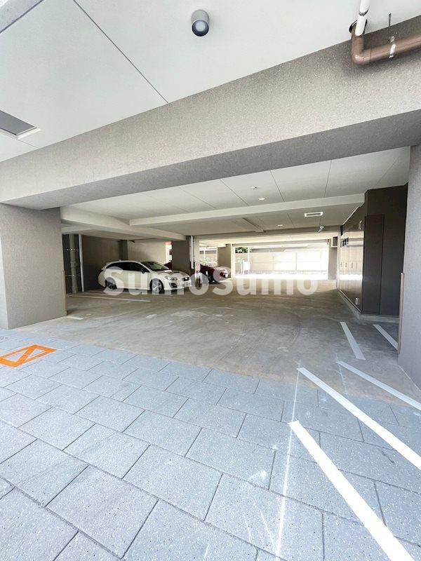 物件外観写真2　(駐車場があるので、車を買う予定の方も安心です)