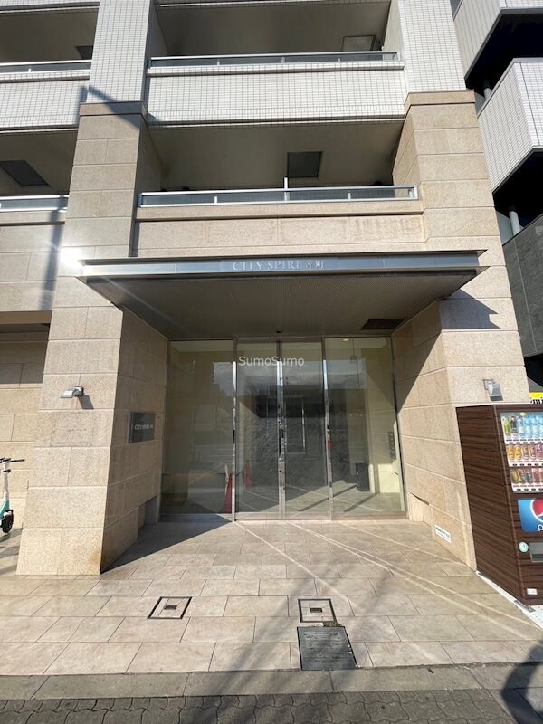 物件外観写真2　(ゆとりのあるエントランスです)