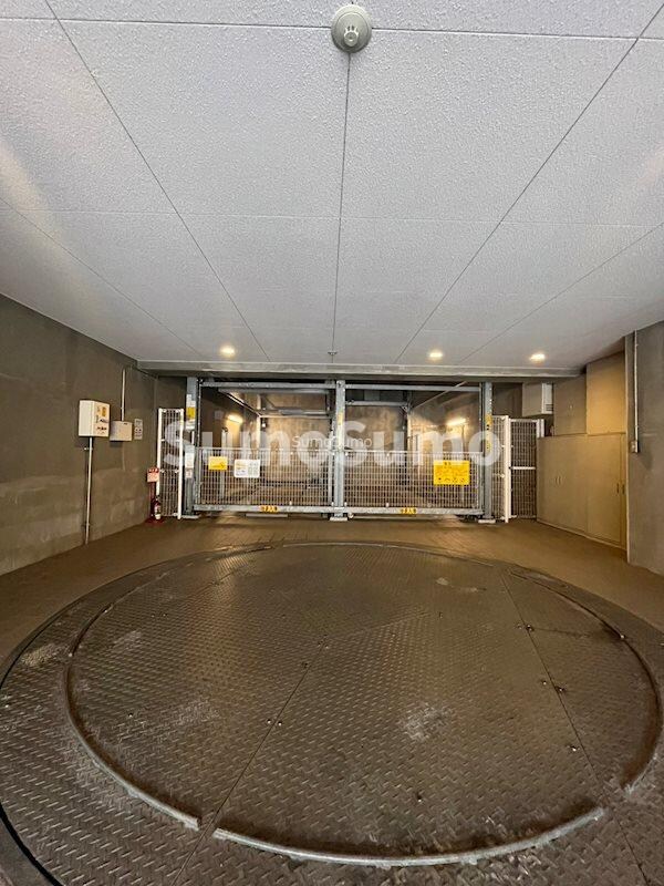 物件外観写真4　(車をお持ちの方に嬉しい駐車場付きの物件です)