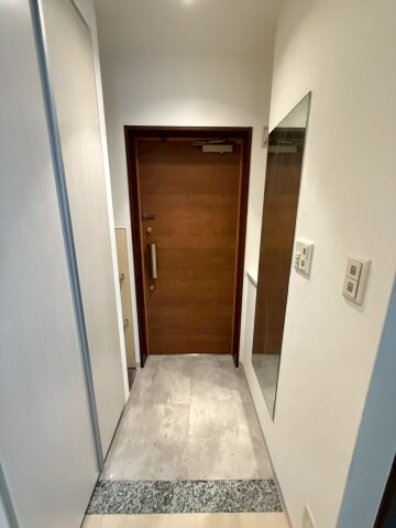 物件内観写真5　(明るい玄関です)