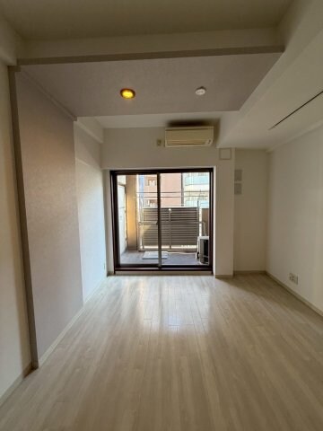 物件内観写真17　(こちらの居間で趣味の時間をお楽しみください)