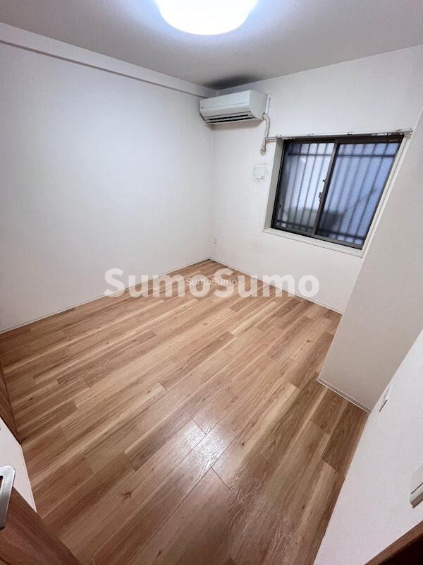 物件内観写真7　(広くて明るい寝室)