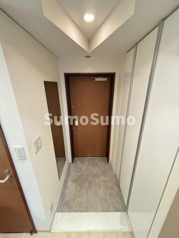 物件内観写真3　(ゆったりとした玄関です)