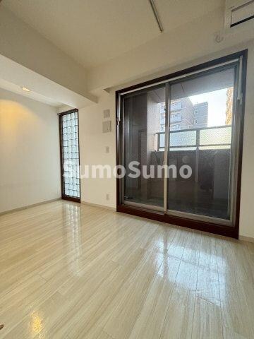 物件内観写真6　(落ち着いた色調の寝室です)