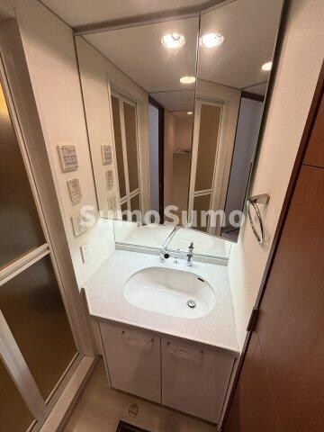 物件内観写真10　(ゆったりとスペースのある洗面所)