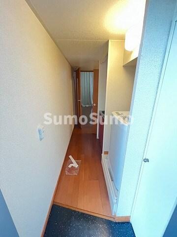 物件内観写真3　(明るい玄関です)