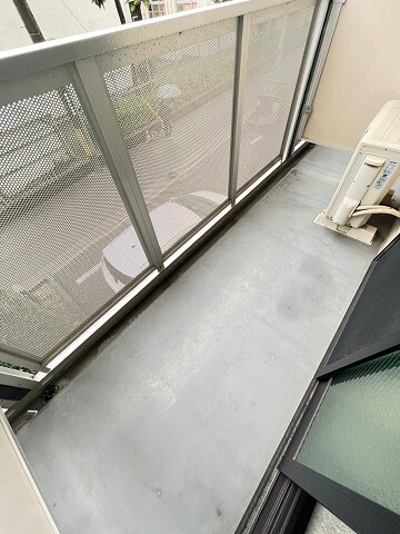 物件内観写真8　(開放的で明るい空間を演出してくれるバルコニーです)