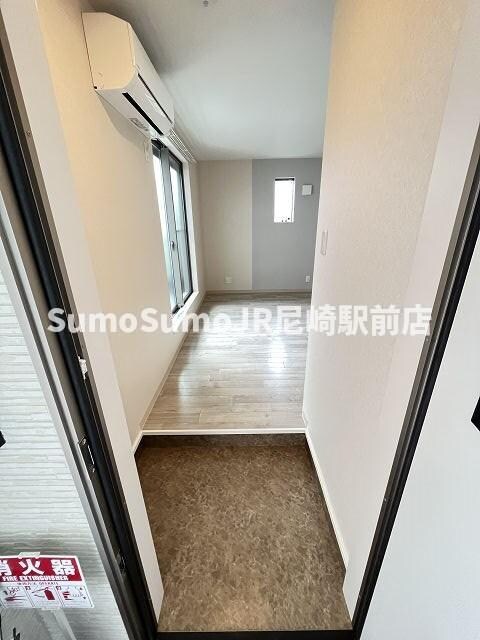 物件内観写真3　(明るい玄関です)