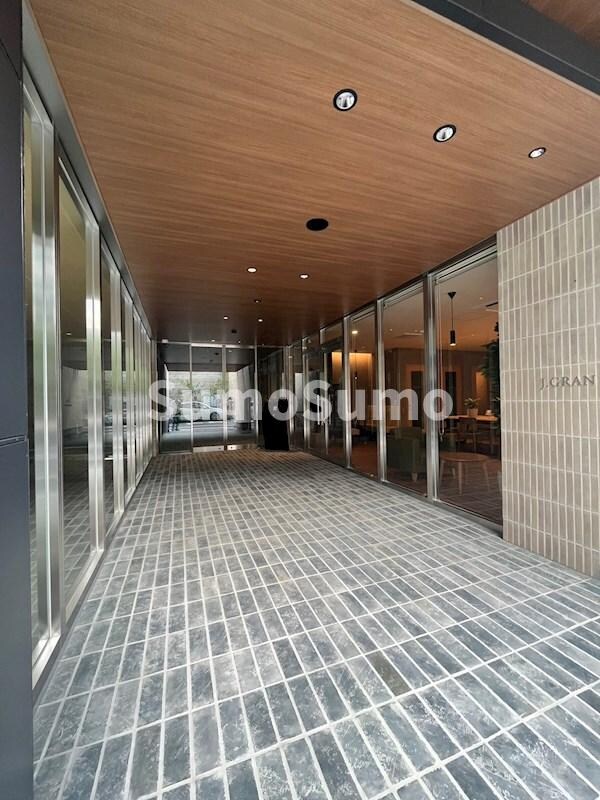 物件外観写真2　(落ち着いたエントランスです)