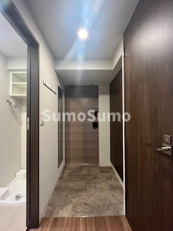 物件内観写真5　(ゆったりとした玄関です)