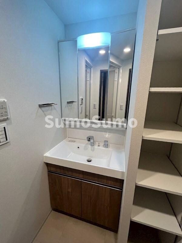 物件内観写真11　(忙しい朝には欠かせない洗面所です)