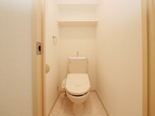 トイレ(落ち着いた色調のトイレです)