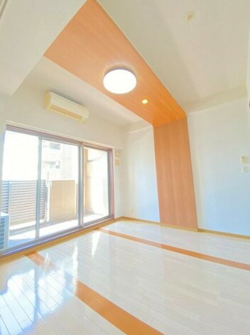 物件内観写真8　(広くて明るい寝室)