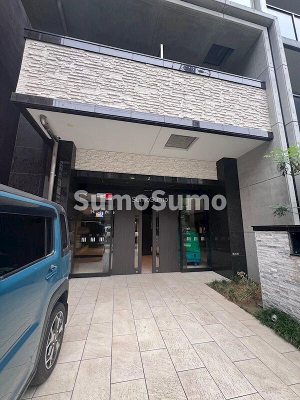 物件外観写真2　(落ち着いたエントランスです)