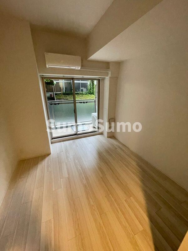 物件内観写真6　(こちらの居間で趣味の時間をお楽しみください)