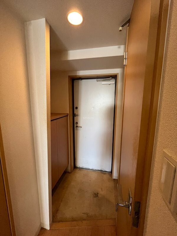 物件内観写真5　(ゆったりとした玄関です)