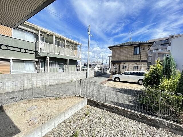 物件外観写真2　(駐車スペースもあります)