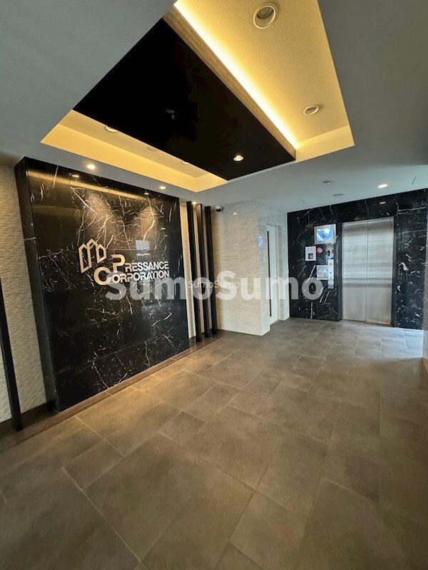 物件外観写真3　(清潔なロビーです)