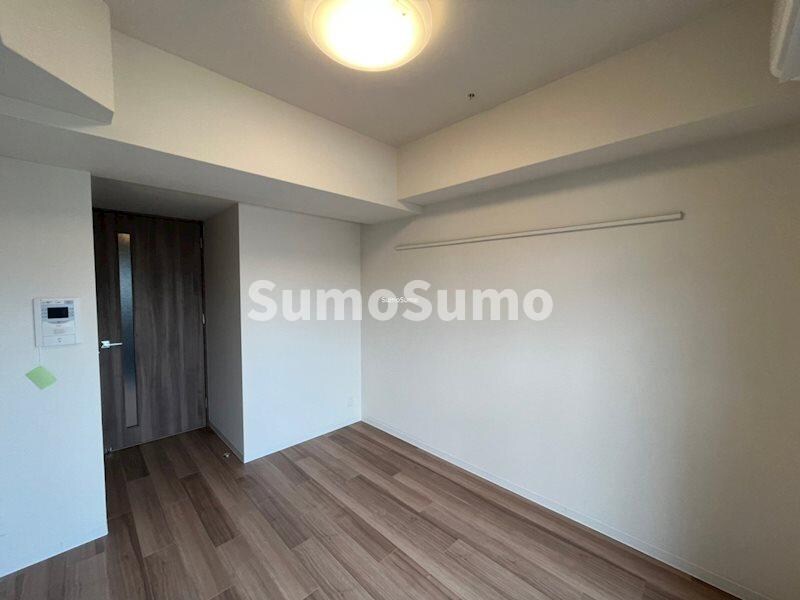 物件内観写真7　(落ち着いた色調の寝室です)