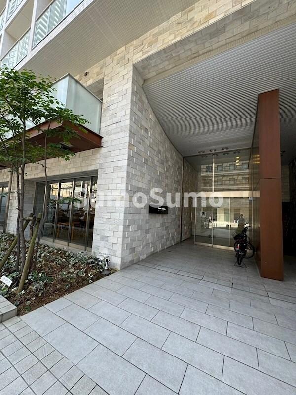 物件外観写真2　(ゆとりのあるエントランスです)