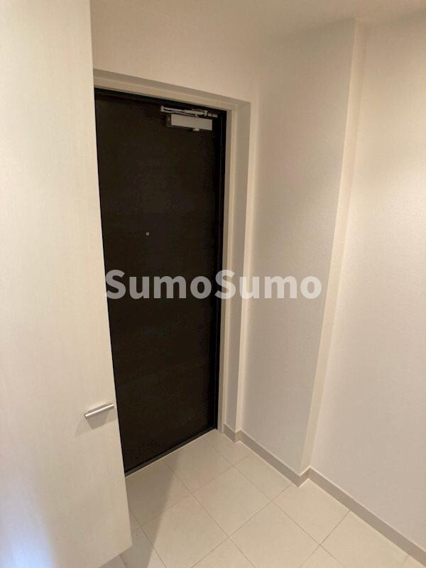 物件内観写真4　(明るい玄関です)