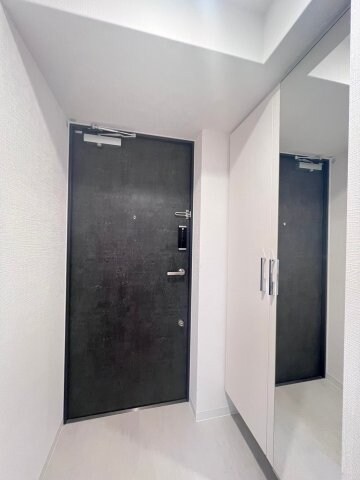 物件内観写真4　(明るい玄関です)