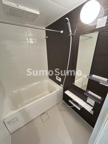 物件内観写真8　(落ち着いた色調の寝室です)